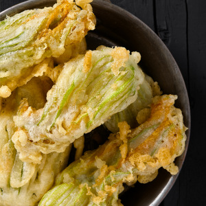 Fiori di zucca fritti ripieni di alici e mozzarella di bufala