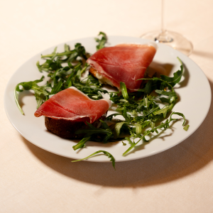 Bruschetta con mozzarella e prosciutto di Parma 24 mesi