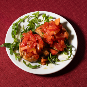 Bruschetta con pomodorini, aglio, olio EVO e salsa di basilico