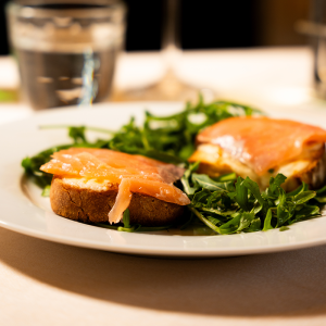 Bruschetta con mozzarella e salmone affumicato