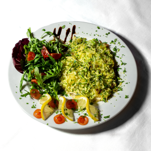 Filetto di orata in crosta di patate e zucchine con battuto di rucola e pachino