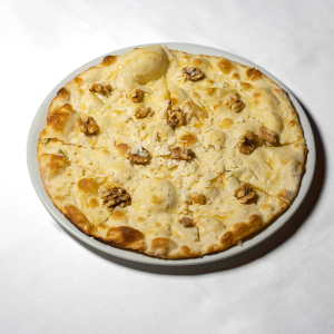 Focaccia con scaglie di parmigiano, noci e miele di castagno