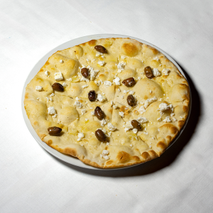 Focaccia con aglio, feta e olive taggiasche