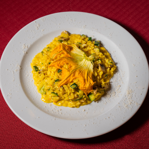 Risotto ai funghi, zucchine, zafferano e fiori di zucca