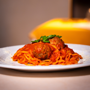 Spaghetti con polpette alla romana con sugo pomodoro