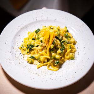 Tonnarelli cacio e pepe, zucchine e fiori di zucca