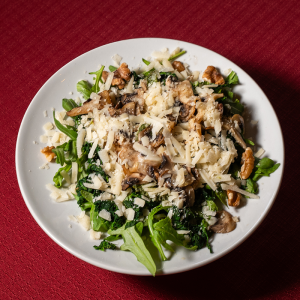 Insalata Bernini Rucola, spinaci, scaglie di parmigiano, funghi, noci e pesto