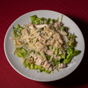 Insalata Cesare Lattuga romana, pollo, crostini, scaglie di pecorino, salsa Cesar Cesar