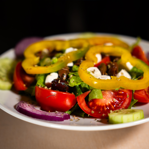 Insalata Greca Pomodori, cetrioli, peperoni, cipolle, olive, formaggio feta e origano