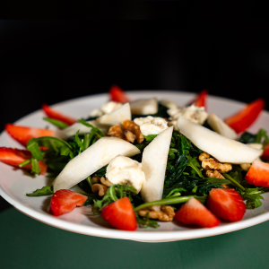 Insalata Gustosa Rucola, sedano, gorgonzola, spinaci, pere, noci e fragole fresche