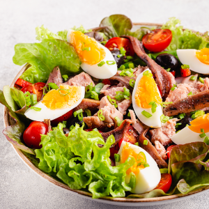 Insalata alla Nizzarda Lattuga, pomodori, cipolla, uova, alici e olive