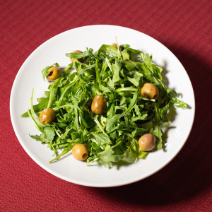 Insalata Verde Lattuga romana, rucola, olive verdi e basilico